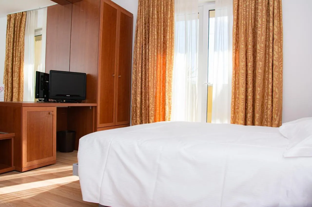 Hotel Nuova Barcaccia Peschiera del Garda 3*,